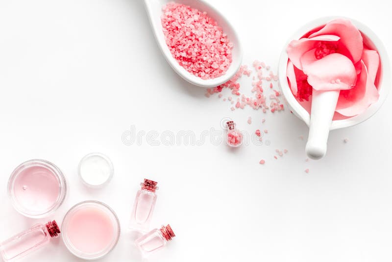 Machen Sie Kosmetik mit rosafarbenem Öl Mörser mit den rosafarbenen Blumenblättern und Stampfe auf weißem copyspace Draufsicht de lizenzfreie stockfotos Machen Sie Kosmetik mit rosafarbenem Öl Mörser mit den rosafarbenen Blumenblättern und Stampfe auf weißem copyspace Draufsicht de lizenzfreie stockfotos