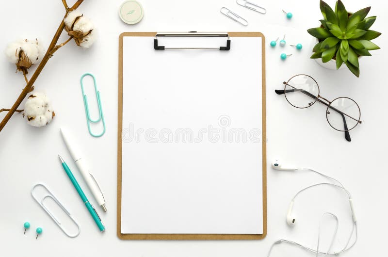 Machetă clipboard. plan spațiu de lucru pentru birouri de domiciliu cu floră din clipboard și accesorii albastre. suprafață plană stock photography