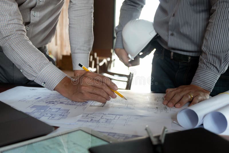 Machinant, consultant, conception, construction, avec des coll?gues, la conception de plan, des d?tails, le dessin industriel et image libre de droits Machinant, consultant, conception, construction, avec des coll?gues, la conception de plan, des d?tails, le dessin industriel et image libre de droits