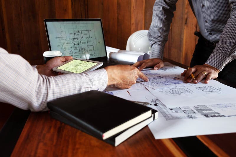 Machinant, consultant, conception, construction, avec des coll?gues, la conception de plan, des d?tails, le dessin industriel et photo libre de droits Machinant, consultant, conception, construction, avec des coll?gues, la conception de plan, des d?tails, le dessin industriel et photo libre de droits