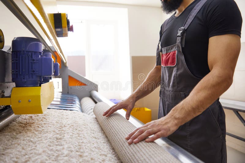 Tapis De Nettoyage De Travailleur Masculin Sur L'équipement De Machine à  Laver Automatique Et Sèche-linge Dans La Buanderie