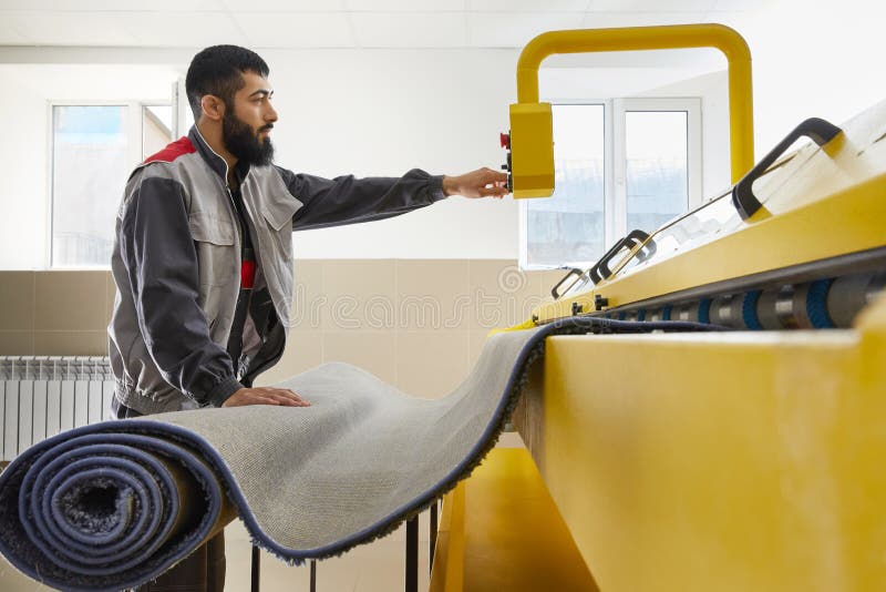 Machine De Séchage De Travail D'homme Pour Le Nettoyage De Tapis. Service  Professionnel De Nettoyage De Tapis Photo stock - Image du appuyer,  couverture: 204400114