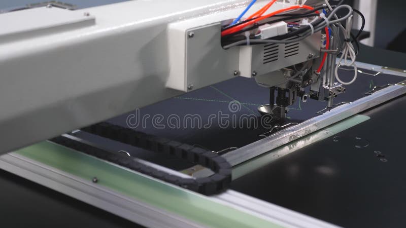 Machine? coudre automatique Machine? coudre de robot La machine automatis? e brodent le mod? le sur le similicuir robotique banque de vidéos