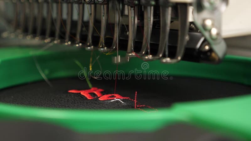 Machine? coudre automatique Machine? coudre de robot une machine automatis? e brode le mod? le avec les fils rouges sur un noir banque de vidéos