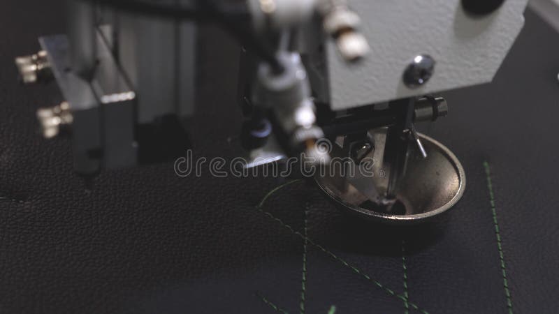 Machine? coudre de robot Machine? coudre automatique Travaux de robotique dans la cha? ne de production de mise sur pied Les ges banque de vidéos