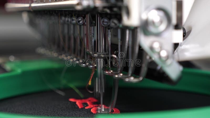 Machine? coudre de robot Machine? coudre automatique une machine automatis? e brode le mod? le avec les fils rouges sur un noir clips vidéos