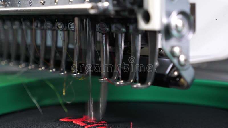 Machine? coudre de robot Machine? coudre automatique une machine automatis? e brode le mod? le avec les fils rouges sur un noir clips vidéos
