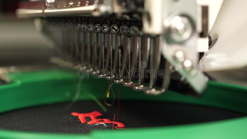Machine? coudre de robot Machine? coudre automatique une machine automatis? e brode le mod? le avec les fils rouges sur un noir banque de vidéos
