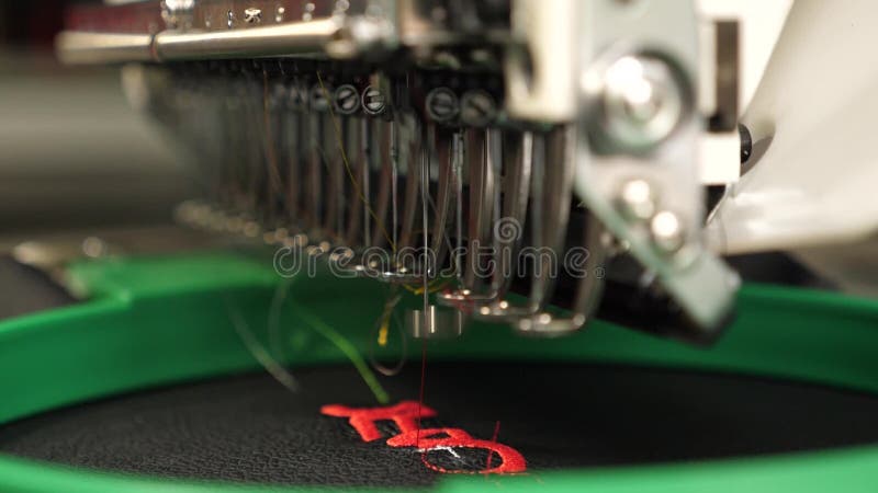 Machine? coudre de robot Machine? coudre automatique une machine automatis? e brode le mod? le avec les fils rouges sur un noir clips vidéos
