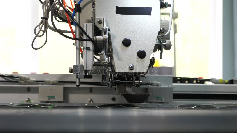 Machine? coudre de robot La machine automatis? e brodent le mod? le sur le similicuir Travaux de robotique dans la mise sur pied banque de vidéos