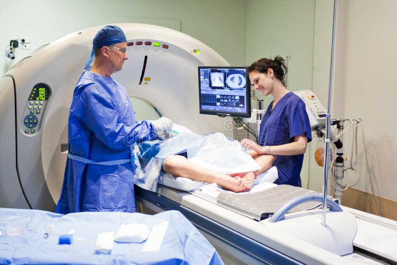 Machine de MRI dans l'hôpital photo stock Machine de MRI dans l'hôpital photo stock