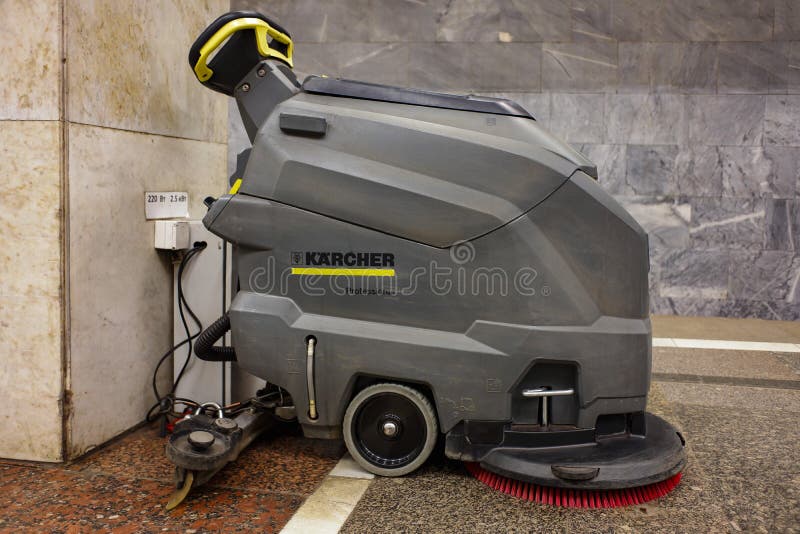 Lavage De Voiture Avec Karcher. L'homme Lave La Voiture Noire. Photo stock  - Image du soin, phare: 210131442