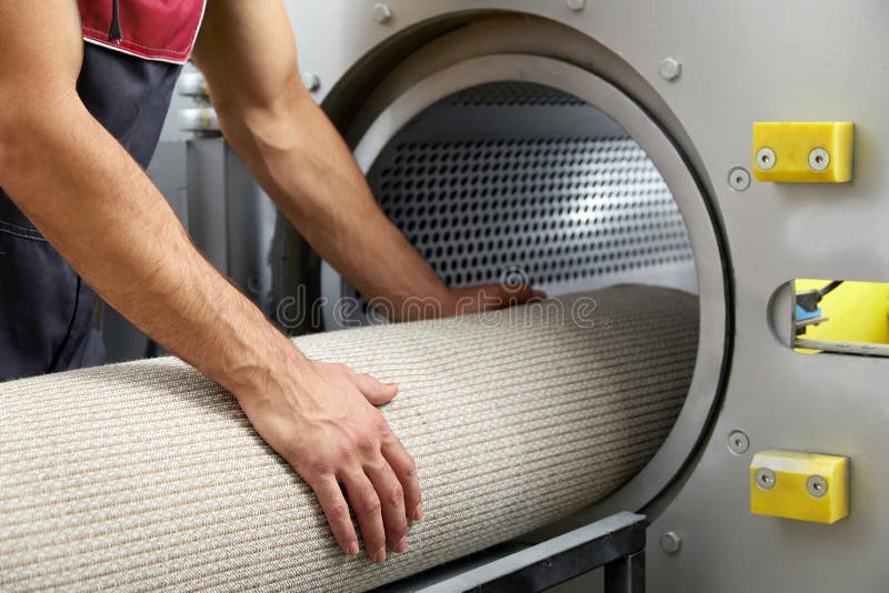Tapis De Nettoyage De Travailleur Masculin Sur L'équipement De Machine à  Laver Automatique Et Sèche-linge Dans La Buanderie
