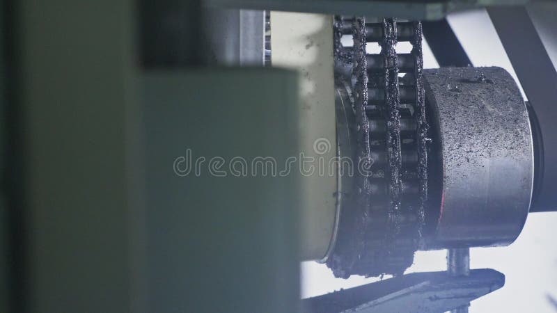 Machine de scie de circulaire de scierie Fabrication d'usine en plastique de conduites d'eau Processus de faire les tubes en plas images libres de droits Machine de scie de circulaire de scierie Fabrication d'usine en plastique de conduites d'eau Processus de faire les tubes en plas images libres de droits