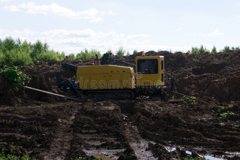 Machine horizontale de forage dirigé, machine pour installer les tuyaux et les conduits souterrains le long d'un chemin prescrit photos libres de droits Machine horizontale de forage dirigé, machine pour installer les tuyaux et les conduits souterrains le long d'un chemin prescrit photos libres de droits