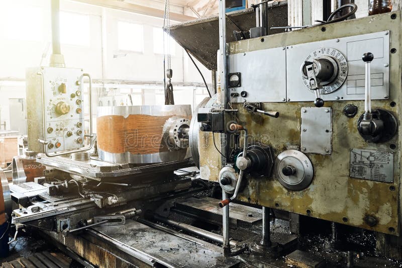 Machine industrielle pour traiter des pièces en métal photo libre de droits Machine industrielle pour traiter des pièces en métal photo libre de droits