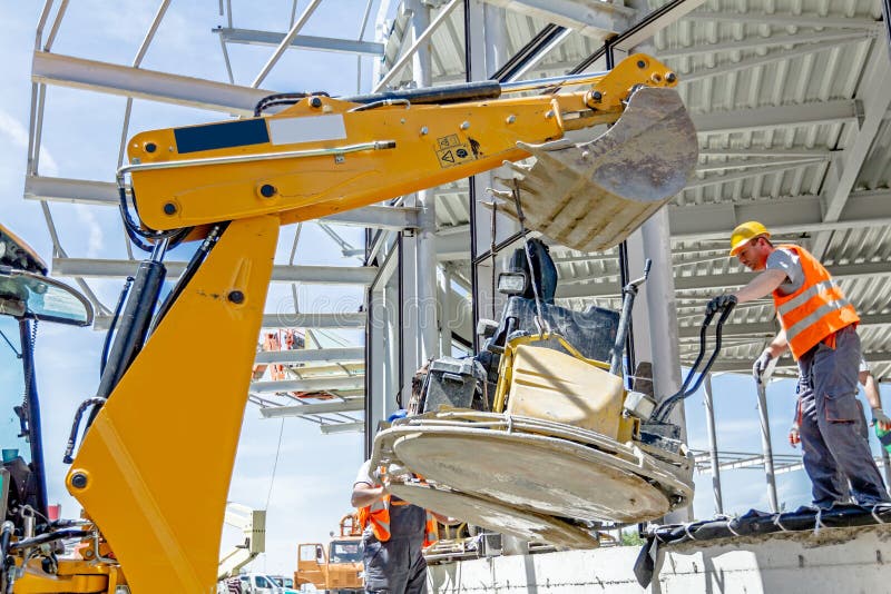 Machine mobile de truelle de puissance avec l'excavatrice sur un nouveau site du travail photo stock Machine mobile de truelle de puissance avec l'excavatrice sur un nouveau site du travail photo stock