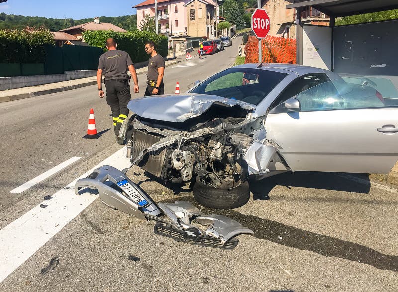 Machine op de provinciale weg met de interventie van de brandbrigade in Ferrera-Di Varese, Italië wordt beschadigd dat royalty-vrije stock afbeeldingen Machine op de provinciale weg met de interventie van de brandbrigade in Ferrera-Di Varese, Italië wordt beschadigd dat royalty-vrije stock afbeeldingen