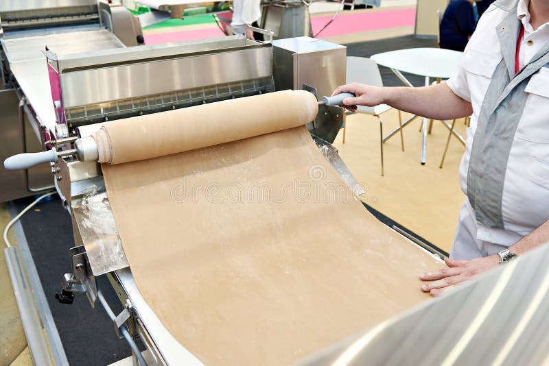 Machine pour le roulement de la pâte images stock Machine pour le roulement de la pâte images stock