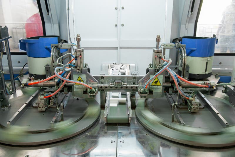 Machine voor de productie van deur en vensterscharnier stock afbeeldingen Machine voor de productie van deur en vensterscharnier stock afbeeldingen