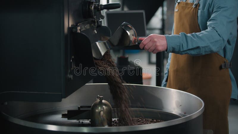 Machine à café torréfier la préparation des haricots mélange arôme café frais caféine sur l'usine méconnaissable homme type barist clips vidéos