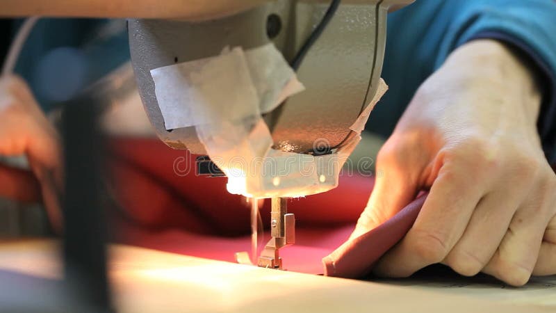 Machine à coudre de mains dans un cuir de fabrication d'usine clips vidéos