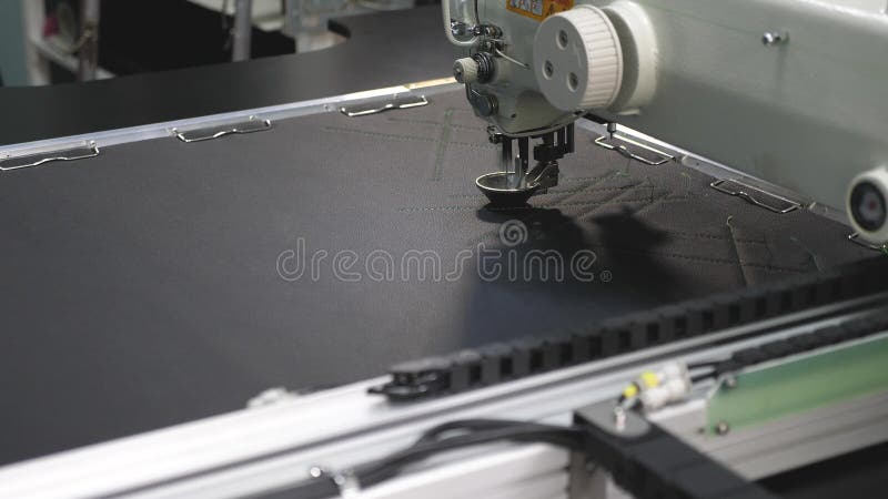Machine à coudre de robot Gestions par ordinateur la machine à coudre Machine? coudre automatique La machine automatisée brodent clips vidéos