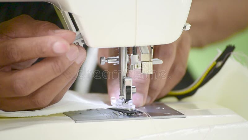 Machine à coudre main femme. jeune styliste clips vidéos