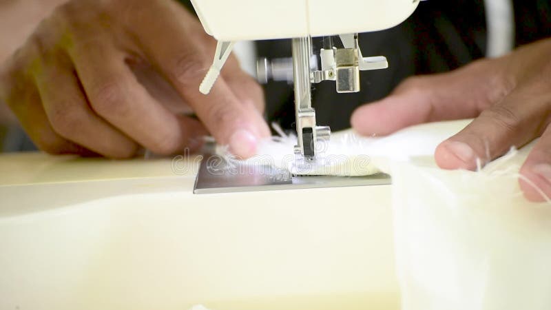 Machine à coudre main femme. jeune styliste clips vidéos