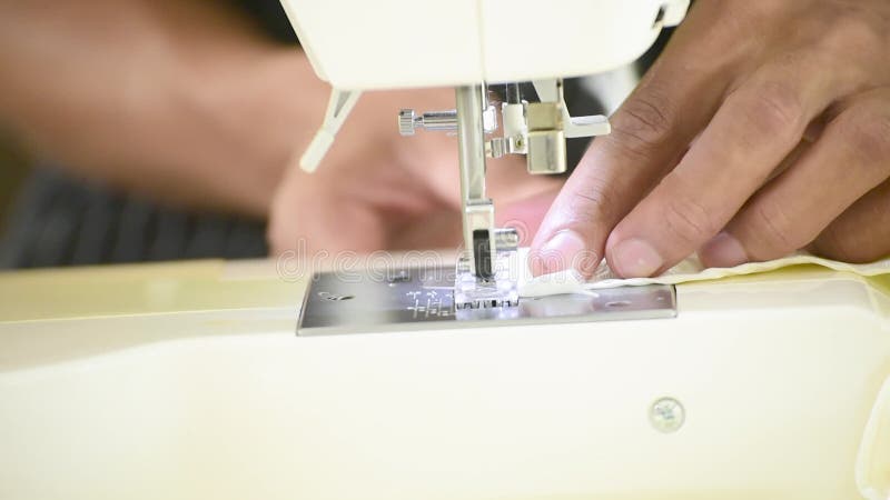 Machine à coudre main femme. jeune styliste banque de vidéos