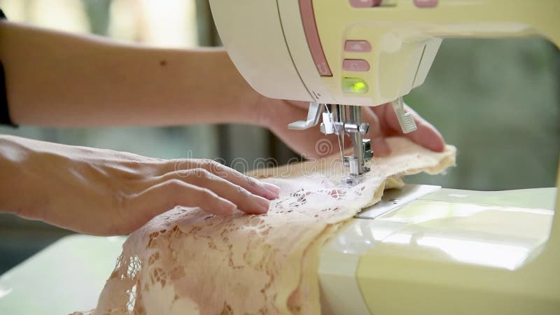 Machine à coudre main femme. jeune styliste banque de vidéos
