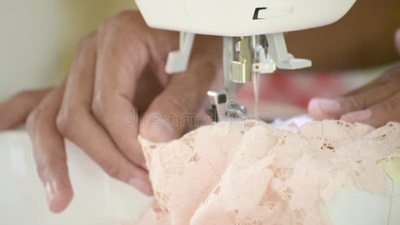 Machine à coudre main femme. jeune styliste clips vidéos