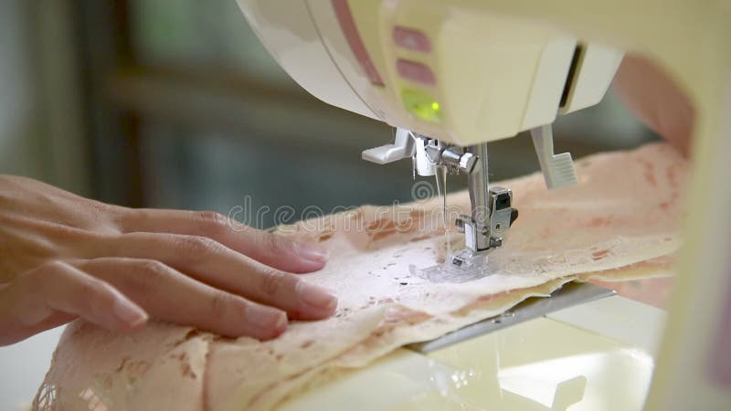 Machine à coudre main femme. jeune styliste clips vidéos