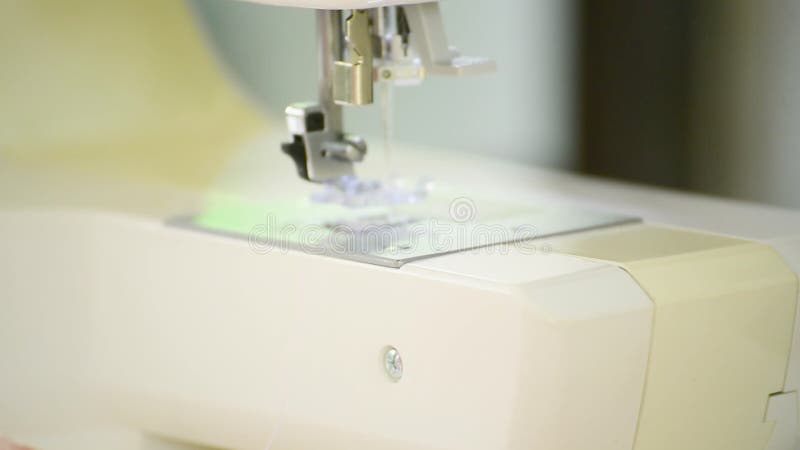 Machine à coudre main femme. jeune styliste banque de vidéos