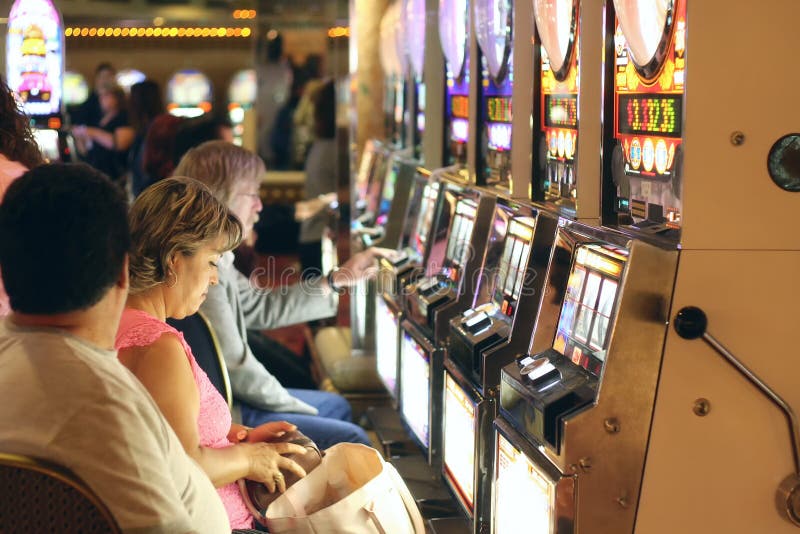 Machine à sous américaine de jeu de personnes, Las Vegas images libres de droits Machine à sous américaine de jeu de personnes, Las Vegas images libres de droits