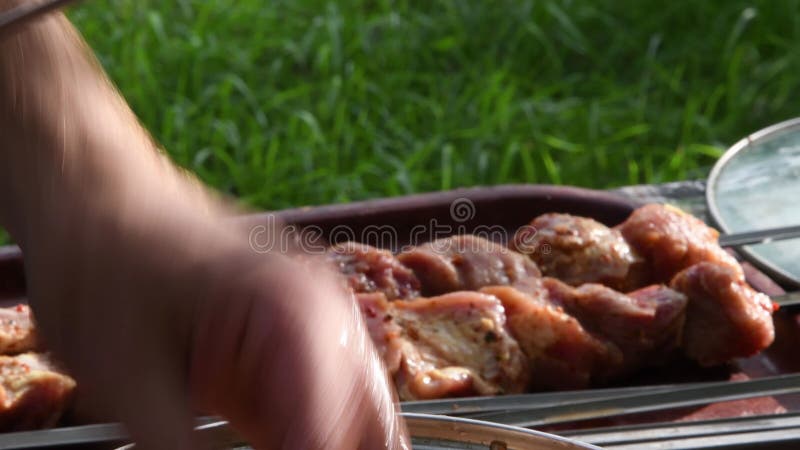 Macho sujo pega kebab de carne crua e corta-o em esquiadores metálicos em condições não higiênicas