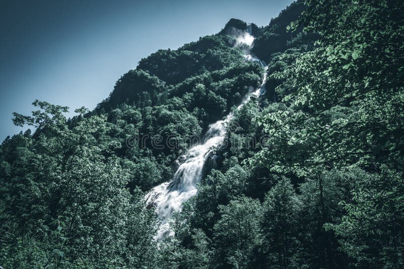 Macht van een beeld van de de stemmingsstijl van het watervalwater donker stock afbeeldingen Macht van een beeld van de de stemmingsstijl van het watervalwater donker stock afbeeldingen