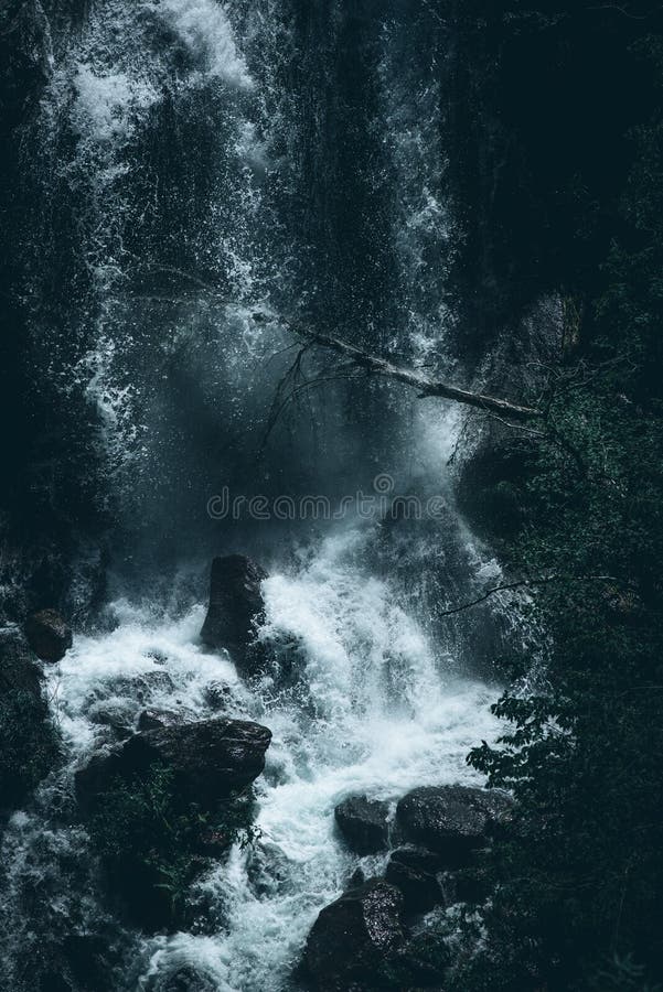 Macht van een beeld van de de stemmingsstijl van het watervalwater donker stock afbeelding Macht van een beeld van de de stemmingsstijl van het watervalwater donker stock afbeelding