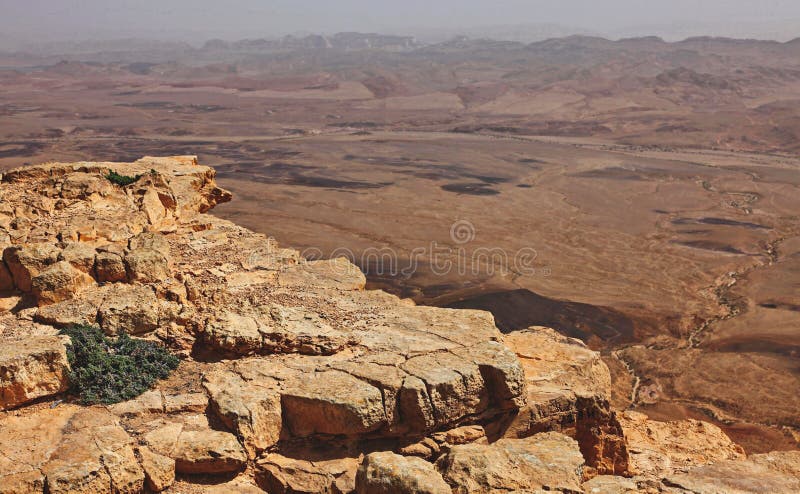 Machtesh Ramon - cratere di erosione nel deserto di Negev, il punto di riferimento naturale pi? pittoresco di Israele fotografie stock libere da diritti Machtesh Ramon - cratere di erosione nel deserto di Negev, il punto di riferimento naturale pi? pittoresco di Israele fotografie stock libere da diritti