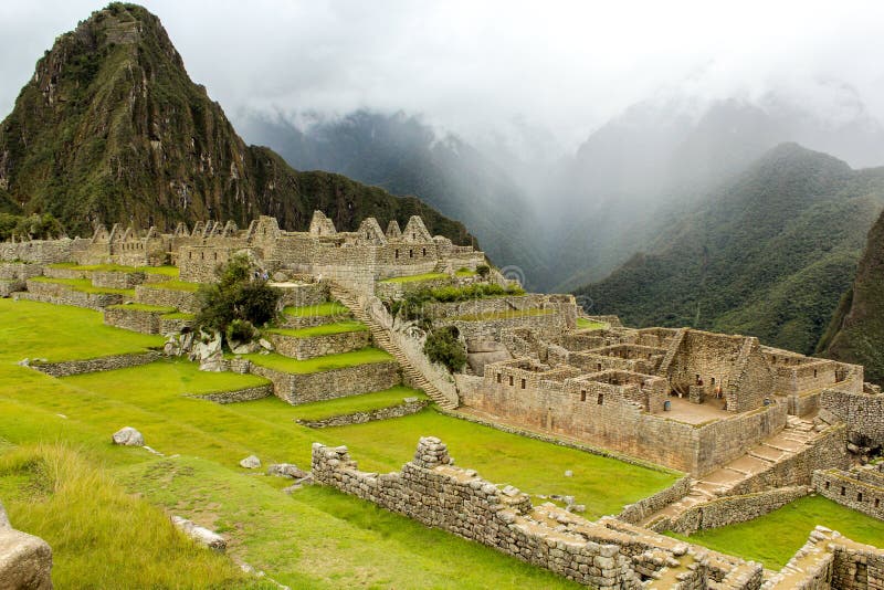 A Luz Da Madrugada Em Machu Picchu Ilustração Stock - Ilustração de calmo,  noite: 274376286