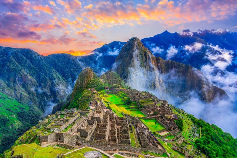 Machu Picchu, Cusco, Peru: Vista geral da cidade perdida Machu Picchu do inca com pico de Wayna Picchu, antes do nascer do sol imagens de stock Machu Picchu, Cusco, Peru: Vista geral da cidade perdida Machu Picchu do inca com pico de Wayna Picchu, antes do nascer do sol imagens de stock