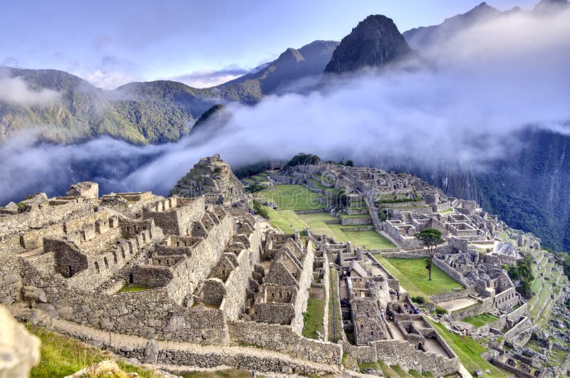 Vista panoramica dell'antica città inca di Machu Picchu.