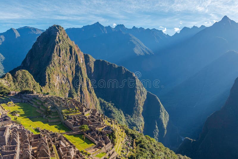 A Luz Da Madrugada Em Machu Picchu Ilustração Stock - Ilustração de calmo,  noite: 274376286