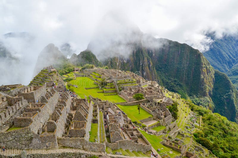 MACHU PICCHU, ЗОНА CUSCO, ПЕРУ 4-ОЕ ИЮНЯ 2013: Панорамный взгляд цитадели Machu Picchu Inca пятнадцатого века стоковое фото MACHU PICCHU, ЗОНА CUSCO, ПЕРУ 4-ОЕ ИЮНЯ 2013: Панорамный взгляд цитадели Machu Picchu Inca пятнадцатого века стоковое фото