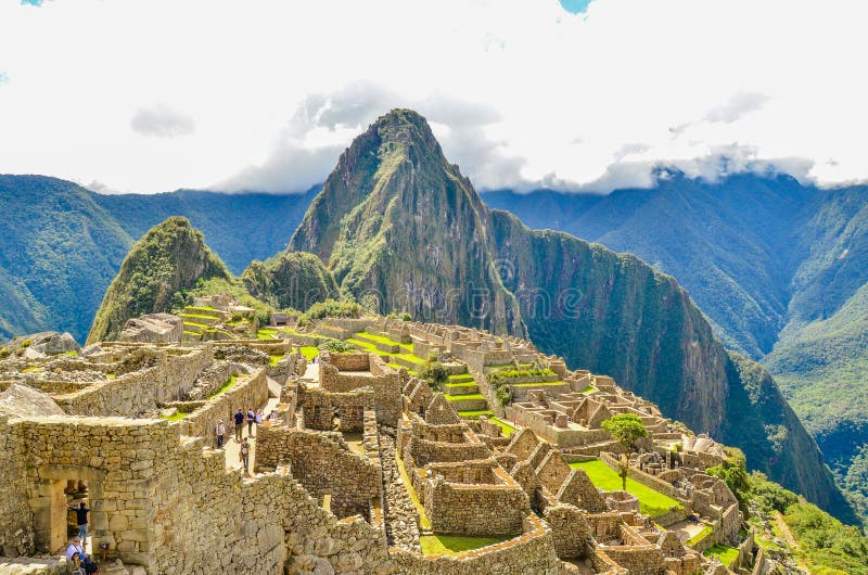 MACHU PICCHU, ЗОНА CUSCO, ПЕРУ 4-ОЕ ИЮНЯ 2013: Панорамный взгляд цитадели Machu Picchu Inca пятнадцатого века стоковое изображение MACHU PICCHU, ЗОНА CUSCO, ПЕРУ 4-ОЕ ИЮНЯ 2013: Панорамный взгляд цитадели Machu Picchu Inca пятнадцатого века стоковое изображение
