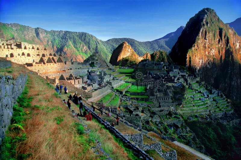 Einen herrlichen Blick auf die Ruinen von Machu Picchu, Peru, einschließlich der umliegenden Berge.