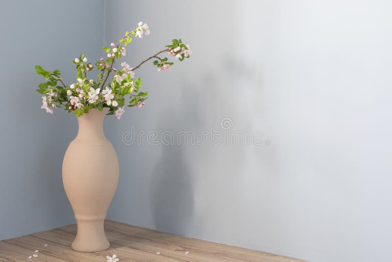 Macieira Com Flores No Vaso Do Chão Contra a Parede Cinzenta Imagem de  Stock - Imagem de ainda, possa: 219508671