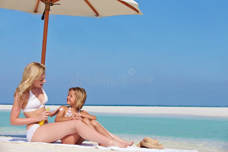 Macierzysta chronienie córka Z Sun płukanką Na Plażowym wakacje fotografia stock Macierzysta chronienie córka Z Sun płukanką Na Plażowym wakacje fotografia stock
