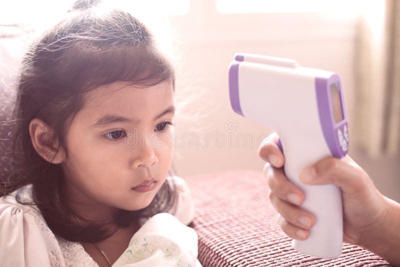 Macierzysta pomiarowa temperatura jej chora azjatykcia małe dziecko dziewczyna