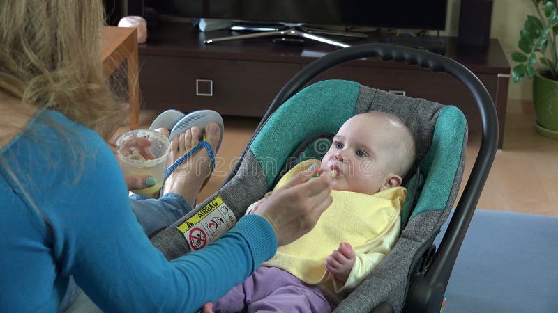 Macierzysty daje jedzenie jej uroczy dziecko w domu 4K